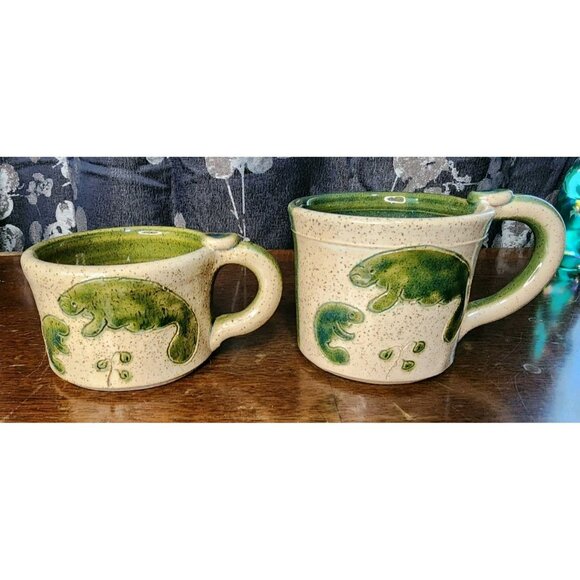 Set Of 2 Pottery Mugs Manatees Green Speckle Signed Wave 1993 - Picture 1 of 8